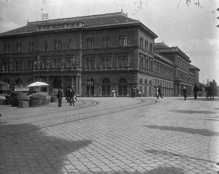 Fővám tér, szemben a Fővámpalota (Ybl Miklós, 1874.).