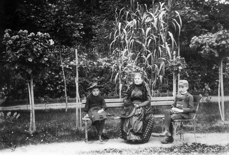 Svábhegy, Visy Masa, Siklóssy Gyuláné és Siklóssy László. A felvétel 1893-ban készült.