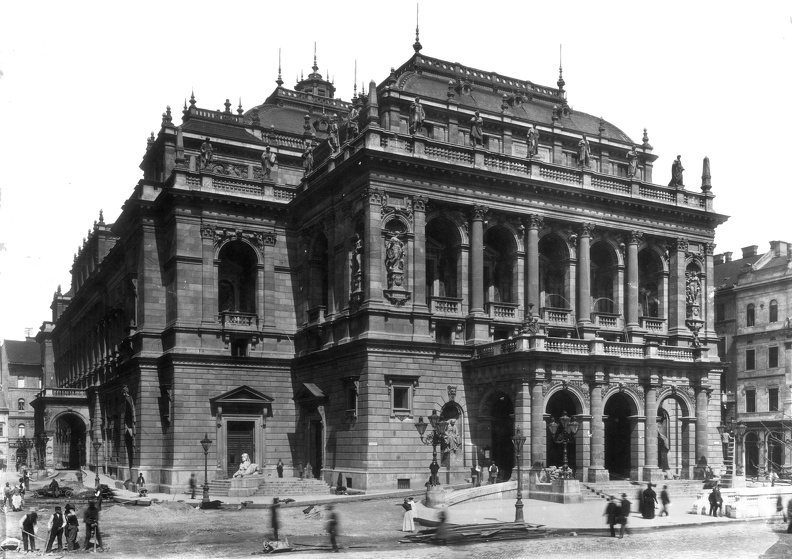 Andrássy út, a Magyar Állami Operaház épülete (Ybl Miklós, 1884.). A felvétel 1890 körül készült.