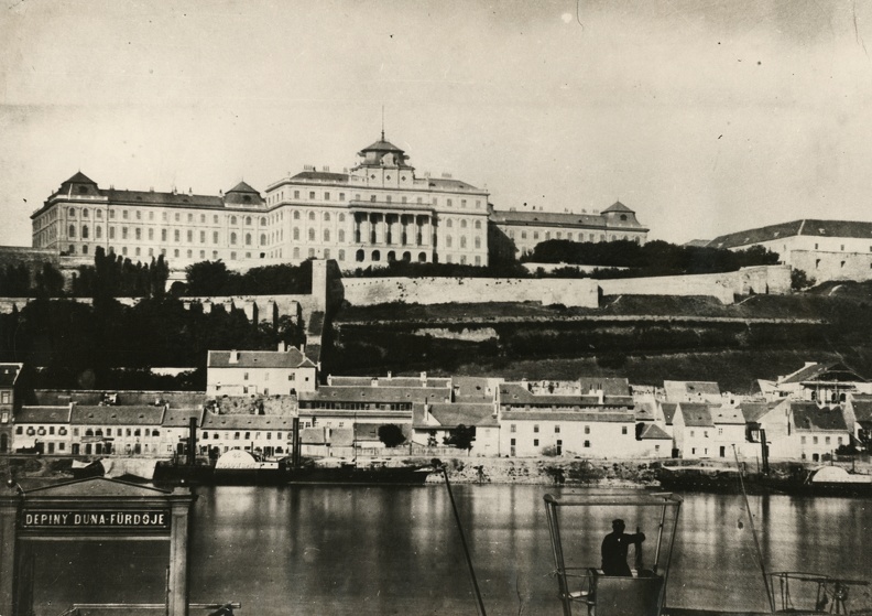 Királyi Palota és a Lánchíd utca házai a Dunáról nézve. A felvétel 1865 körül készült.
