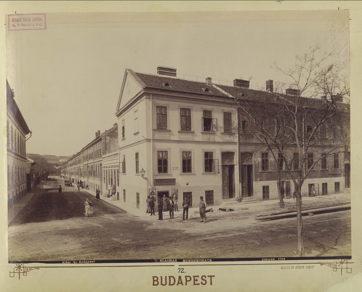 a "Százház" épületei a Dózsa György (Aréna) út, Jobbágy (Bem) utca (szemben) és a Százház utca közötti területen. Háttérben a Keleti pályaudvar. A felvétel 1890 után készült. A kép forrását kérjük így adja meg: Fortepan / Budapest Főváros Levéltára