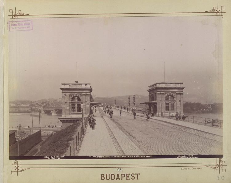 Margit híd pesti hídfője a vámházakkal. Távolban a budai hídfő felett látható a Gül Baba türbéje köré épített Wagner villa. A felvétel 1890-1894 között készült. A kép forrását kérjük így adja meg: Fortepan / Budapest Főváros Levéltára. Levéltári jelz