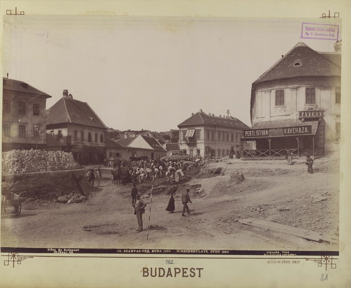 Szarvas tér, jobbra a Szarvas-ház. A felvétel 1894-ben készült. A kép forrását kérjük így adja meg: Fortepan / Budapest Főváros Levéltára. Levéltári jelzet: HU.BFL.XV.19.d.1.07.162