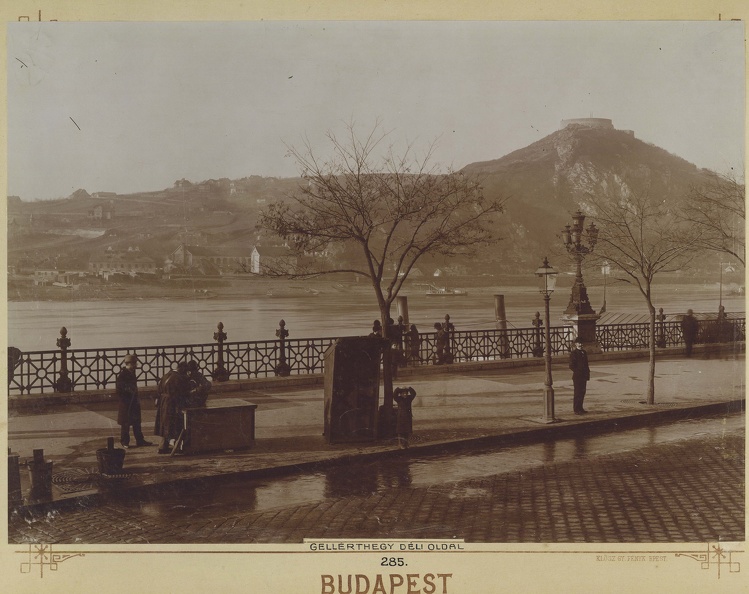 Rakpart a Fővám térnél. A Duna túlpartján a Sáros fürdő, jobbra a Gellért-hegy, fenn a Citadella. A felvétel 1890-1894 között készült. A kép forrását kérjük így adja meg: Fortepan / Budapest Főváros Levéltára. Levéltári jelzet: HU.BFL.XV.19.d.1.08.08