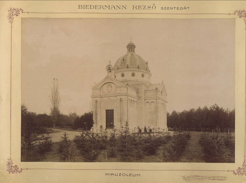 a Biedermann-család mauzóleuma. A felvétel 1895-1899 között készült. A kép forrását kérjük így adja meg: Fortepan / Budapest Főváros Levéltára. Levéltári jelzet: HU.BFL.XV.19.d.1.12.128