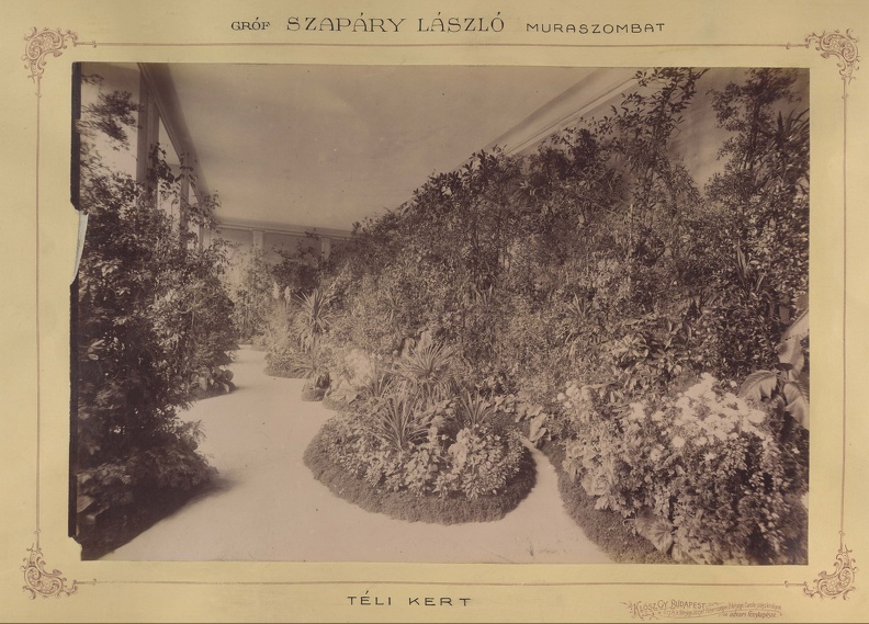 a Szapáry-kastély téli kertje. A felvétel 1895-1899 között készült. A kép forrását kérjük így adja meg: Fortepan / Budapest Főváros Levéltára. Levéltári jelzet: HU.BFL.XV.19.d.1.12.204