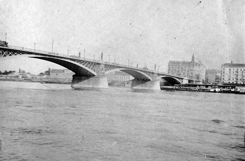Margit híd a Dunáról a pesti hídfő felé nézve.