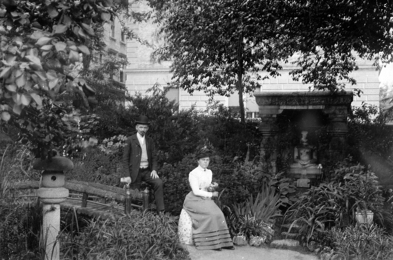 Andrássy út 103. Hopp Ferenc világutazó kertje, Cholnoky Jenő és felesége Barrois Petronella.