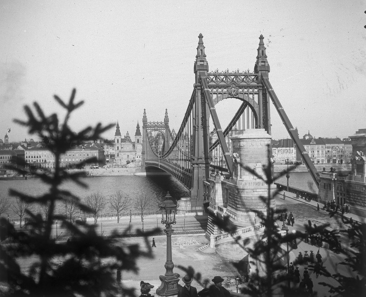 Erzsébet híd, szemben a pesti hídfőnél a Belvárosi templom.