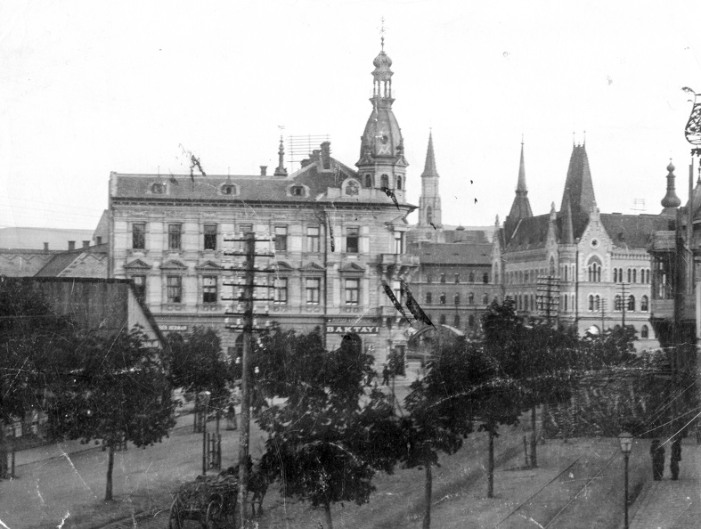 szemben az Elian palota és a Széki palota, háttérben a Szent Mihály templom tornya látszik.