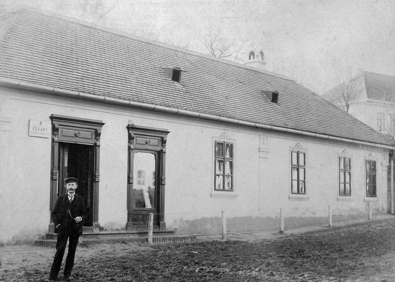 Petőfi utca 38., ifj. Probst Mihály vegyeskereskedése, háttérben az iskola épülete (ma Faluház).