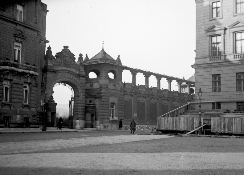 Szent György tér a IV. Károly koronázásának idejére épített ideiglenes tribünnel. Balra a József főhercegi palota, jobbra a Honvédelmi Minisztérium.