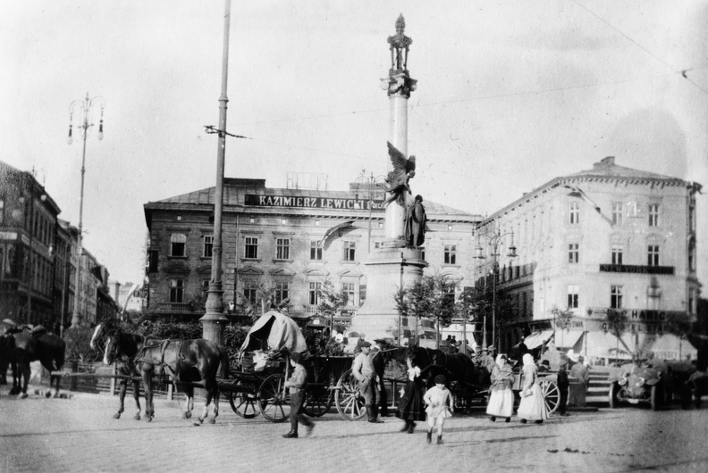 Adam Mickiewicz tér, Adam Mickiewicz lengyel költő emlékműve.