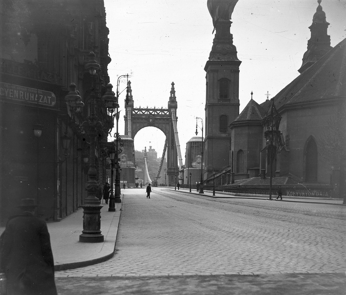 Szabad sajtó (Eskü) út a Váci utca sarkáról nézve. Balra az Osztálysorsjáték palota, szemben az Erzsébet híd, jobbra a Belvárosi templom.