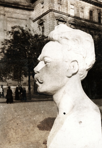 Ferenciek tere, Karl Liebknecht szobra, amit az 1919. május 1-i dekorációhoz használtak.