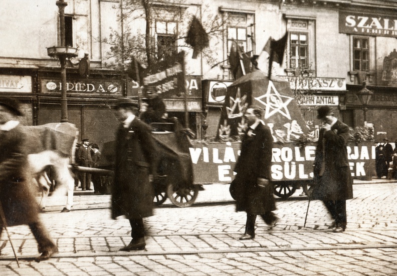 Rákóczi út, 1919. május 1-i felvonulás.