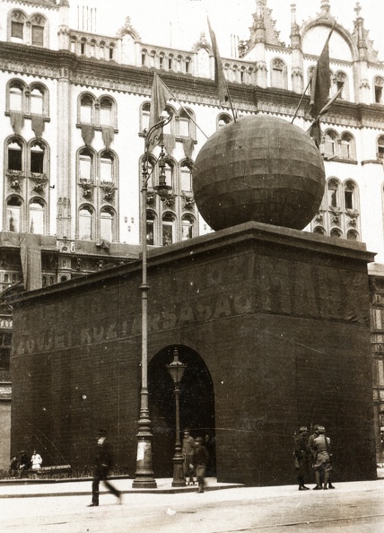 Ferenciek tere (Kígyó tér), az 1919. május 1-i ünnepség dekorációja.