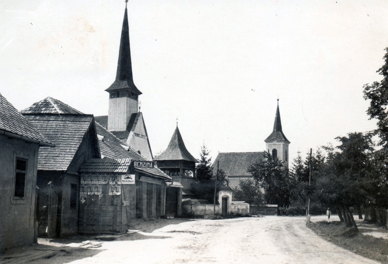 balra az régi ortodox fatemplom és harangtorony, szemben hátrébb a református templom.