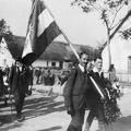 a Magyar Turista Egyesület tagjai egyesületük zászlajával és a hősök emlékének szánt koszorúval.