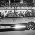 Unter den Linden, az Omnibusz társaság nyitott városnéző autóbusza a huszas években.