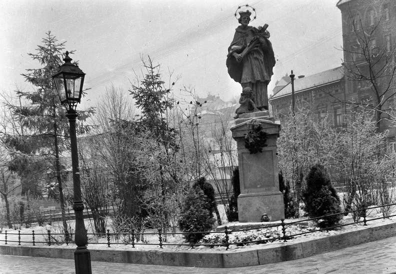 Nepomuki Szent János szobra a Horváth-kert déli végénél a mára megszűnt Szent János téren. Háttérben a Krisztina körút (Szent János út) házai az Attila út felől nézve.