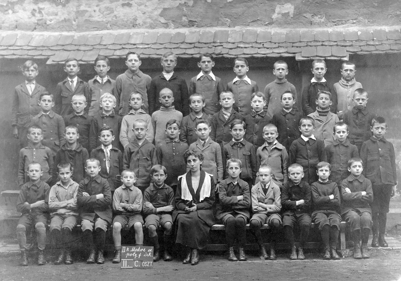 Medve utcai polgári fiú iskola, csoportkép a II. C osztályról.