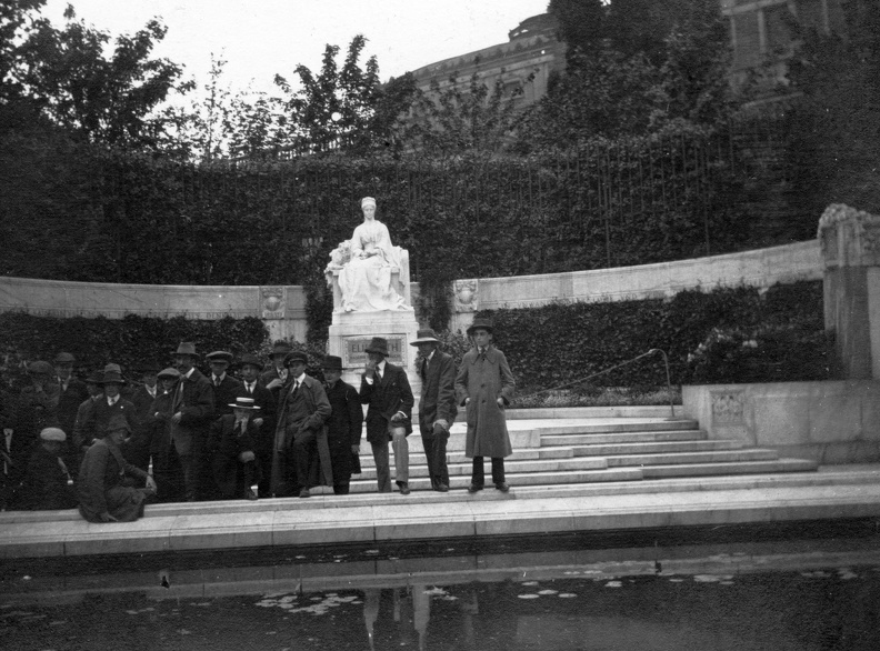 Erzsébet királyné szobra a Népkertben (Volksgarten).