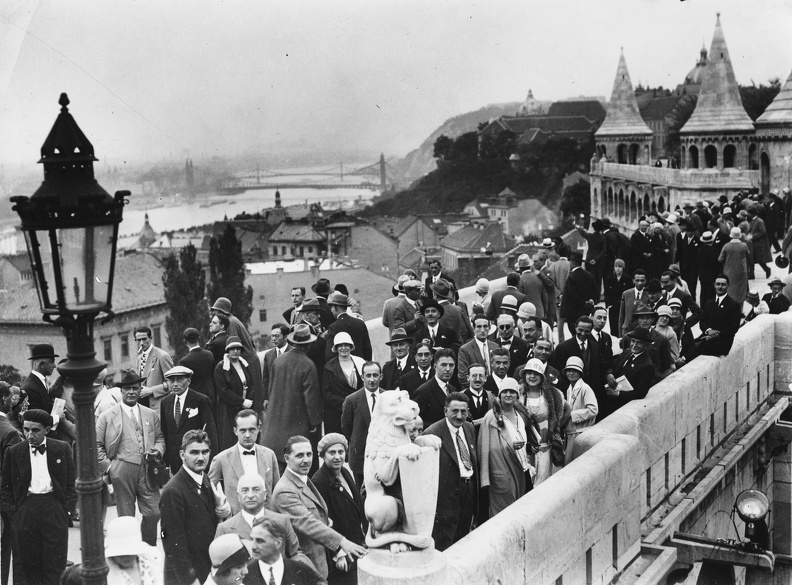 látkép az Erzsébet híd és a Gellért-hegy felé nézve. A Nemzetközi orvostörténeti kongresszus résztvevői városnézésen.