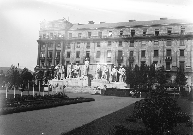 Kossuth Lajos tér, Kossuth emlékmű (Horvay János, 1927.).
