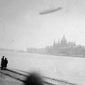 egy Zeppelin léghajó a Parlament fölött.