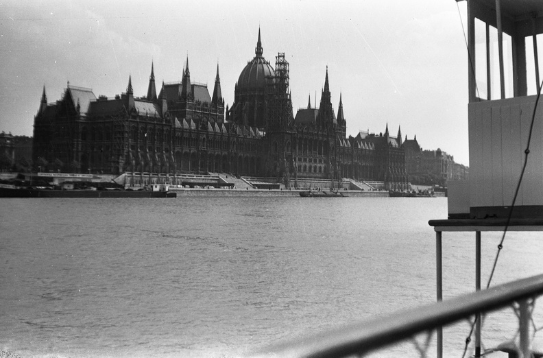 Parlament a Pálffy (Bem) téri hajóállomás felől nézve.