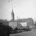 Viktualienmarkt. Szemben a Szent Péter-templom, jobbra a régi városháza (Altes Rathaus) tornya.