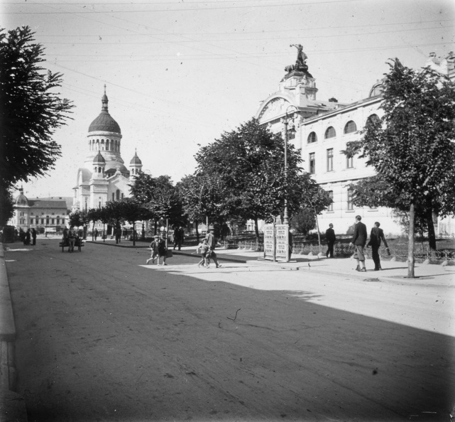 Hunyadi tér a Nemzeti Színháztól a Bocskai téren álló Ortodox katedrális felé nézve.