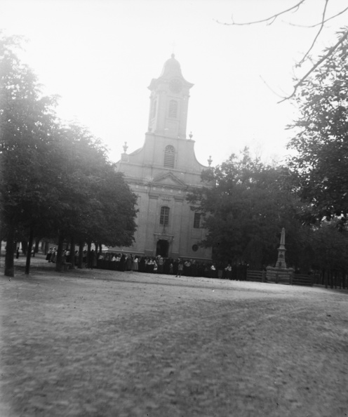 Templom tér, Szűz Mária neve templom, jobbra mellette a világháborús hősők emlékműve.