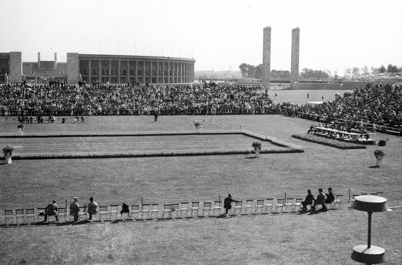 Maifeld az 1936. évi nyári olimpiai játékok díjlovagló versenyei alatt, háttérben az Olimpiai Stadion.