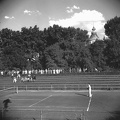 teniszpálya, háttérben a Víztorony.