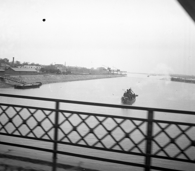 látkép a Kis-Duna-ág hídjáról a Duna felé.