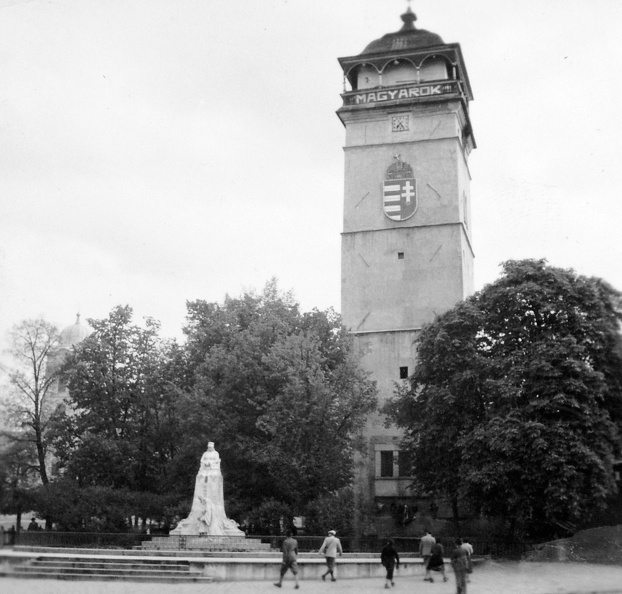a Városi őrtorony és Andrássy Franciska grófnő mellszobra hátul balra a Szent Anna templom.