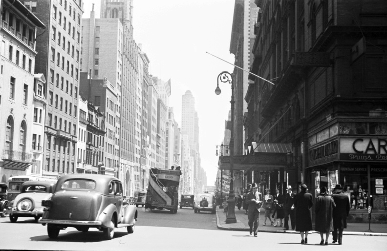 Nyugati 57. utca a 7. sugárúti kereszteződésből nézve, jobbra a sarkon a Carnegie Hall.