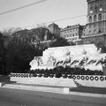Dózsa György (Palota) tér, Ligeti Miklós alkotása (1937), a Lovas tüzérek hősi emlékműve (ma Dózsa György szobor áll a helyén). Mögötte a Lovarda, a a főőrségi épület és Királyi Palota.