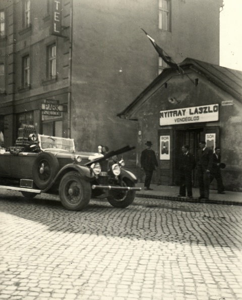 Milan Rastislav Štefánik (ekkor Széchenyi) utca a Park Szálló előtt. A személygépkocsiban a Szent Jobb látható, 1939. április 30.-án.