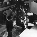Hunnia filmgyár, a Lángok c. film felvétele, a zongoránál Jávor Pál, mellette Mezey Mária.