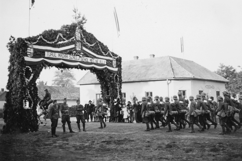 Szabadság utca, az Észak-Erdélybe bevonuló csapatok számára épített díszkapu.