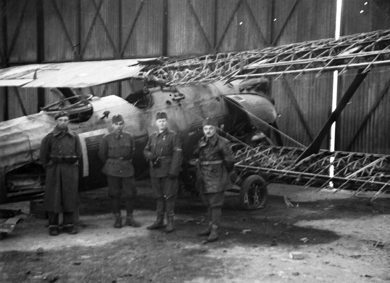 Sérült Breuget Br.19 típusú repülőgép az újvidéki repülőtér hangárjában.