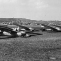 repülőtér, balra Jancsó-Szokolay M-22 vitorlázó repülőgépek, jobbra egy sötét színű Göppingen Gö-4 vitorlázó repülőgép.
