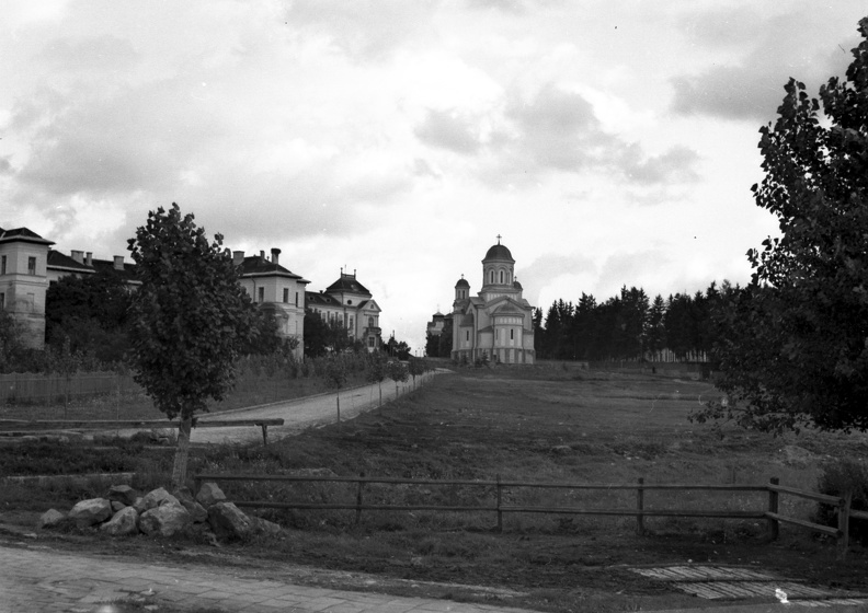 balra a Polgári Leányiskola (ma Petőfi Sándor Általános Iskola), mögötte a Vármegyeháza, jobbra az ortodox templom.
