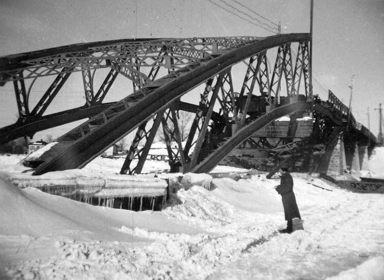 a felrobbantott Ruszanovszkij híd.