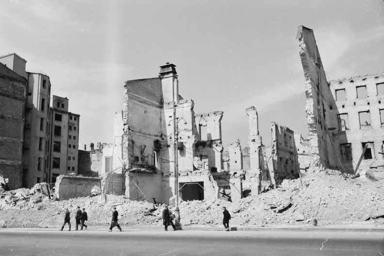 a Hrescsatik sugárút felrobbantott épületei.