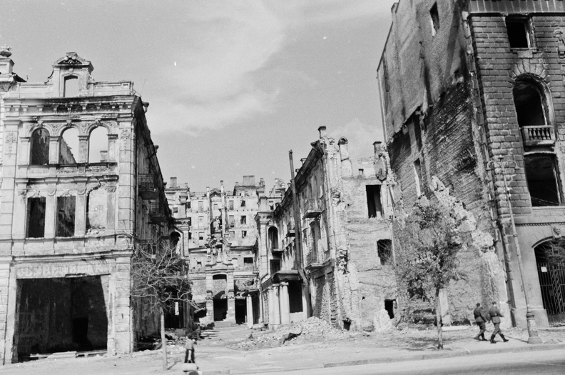 a Hrescsatik sugárút felrobbantott épületei, szemben a Kis Passzázs, jobbra a Külkereskedelmi Bank romjai.
