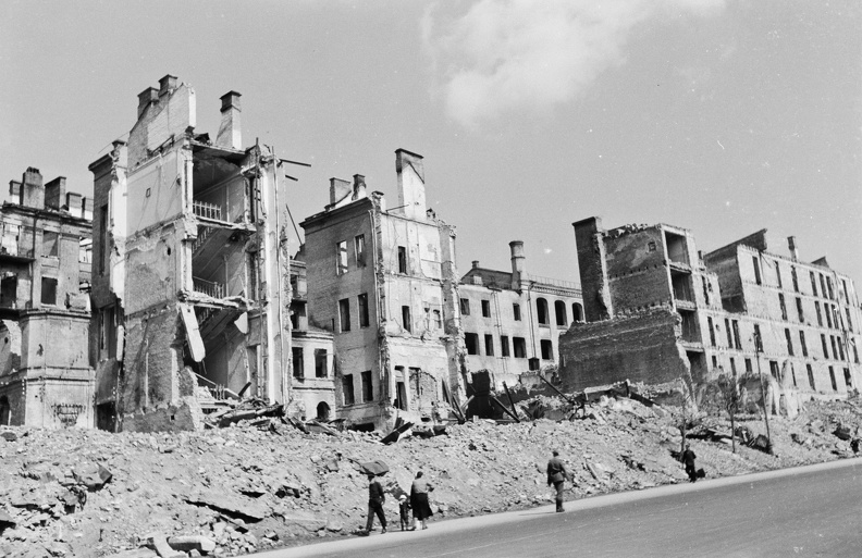 a Hrescsatik sugárút felrobbantott épületei, szemben a Gyetszkij Mir (Gyermekvilág) áruház, jobbra a Hírközlési Népbiztosság épületének romjai.